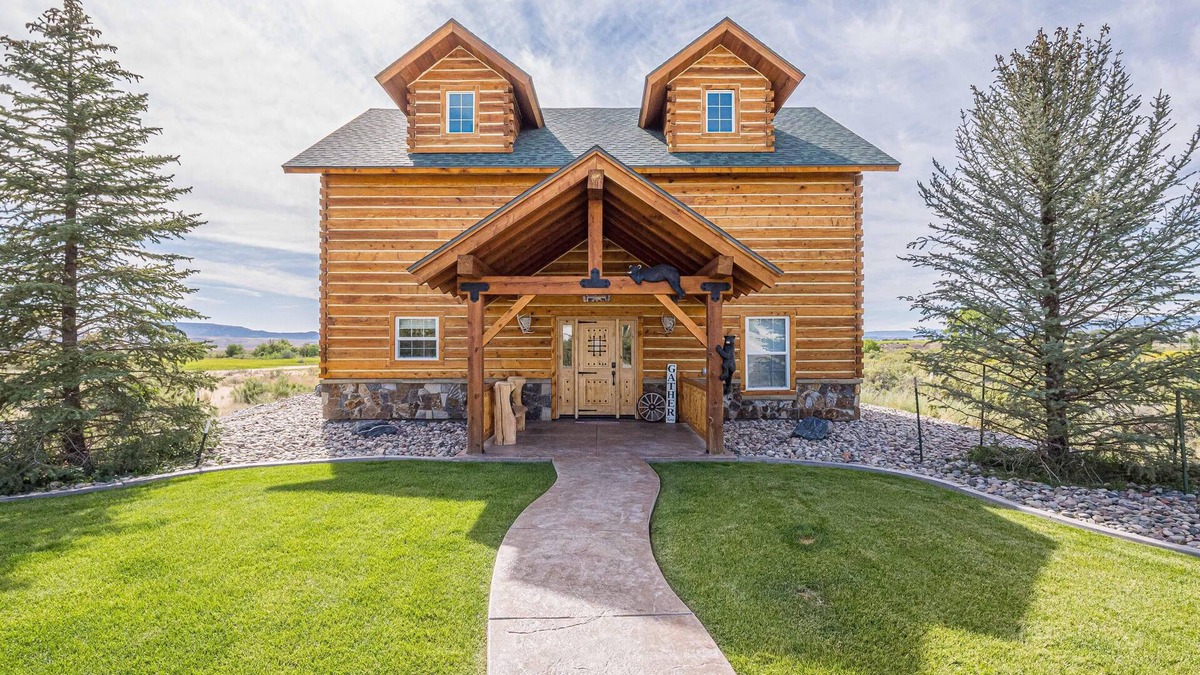 Mesa County House | Rustic Retreat: Handcrafted Serenity & Cozy Charm