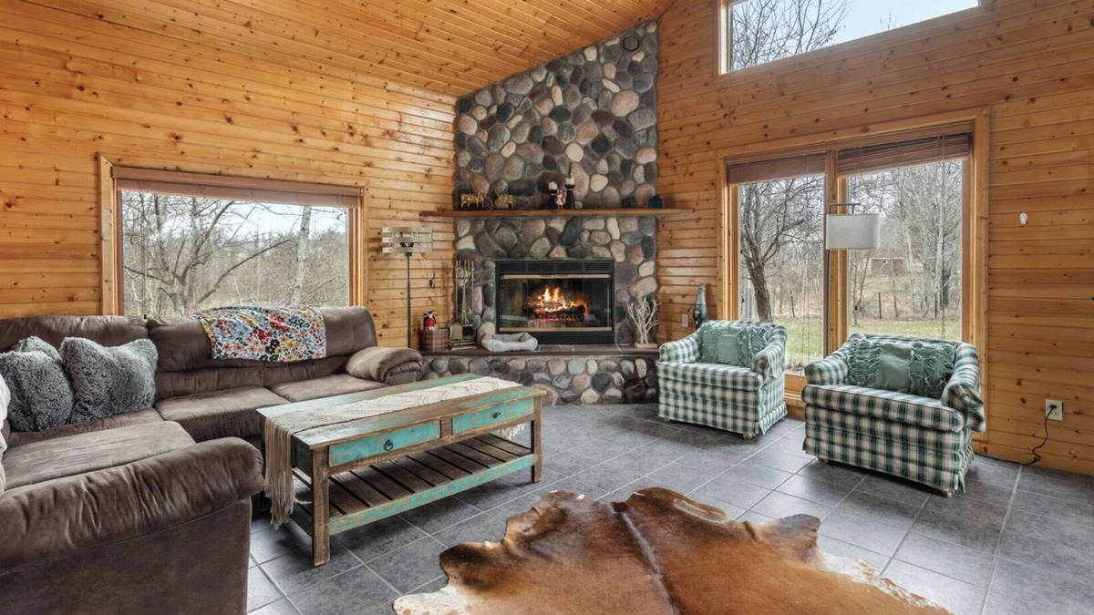 Detroit Lakes Cabin | Rustic Retreat near Shops/Bars/Eats/Beach