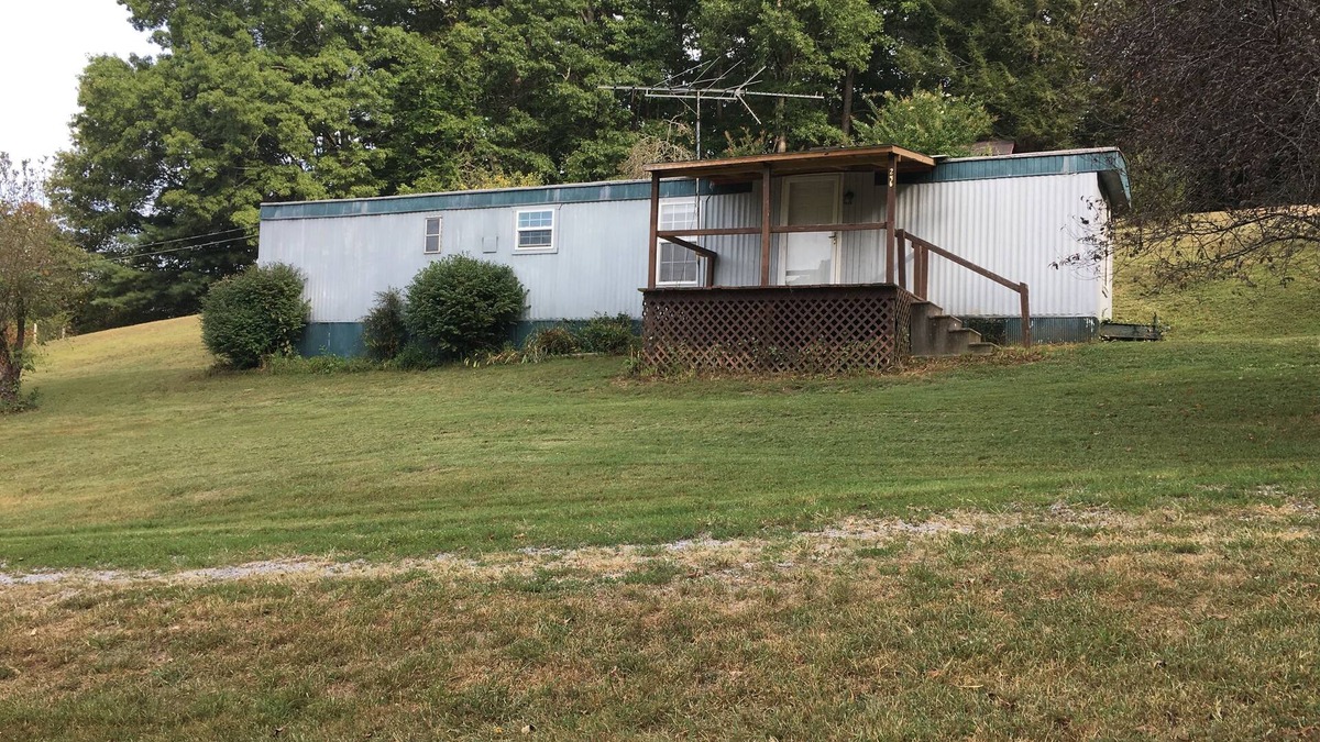 Speedwell House | Rustic Retreat Space on Farm Setting 10 Minutes from LMU