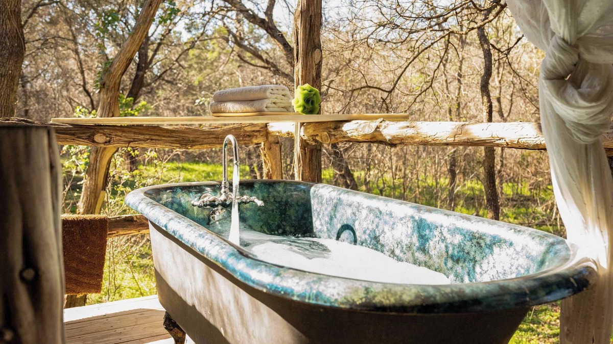 San Marcos Cabin | Rustic Retreat: Tub, Firepit, Porch Swings & Pool