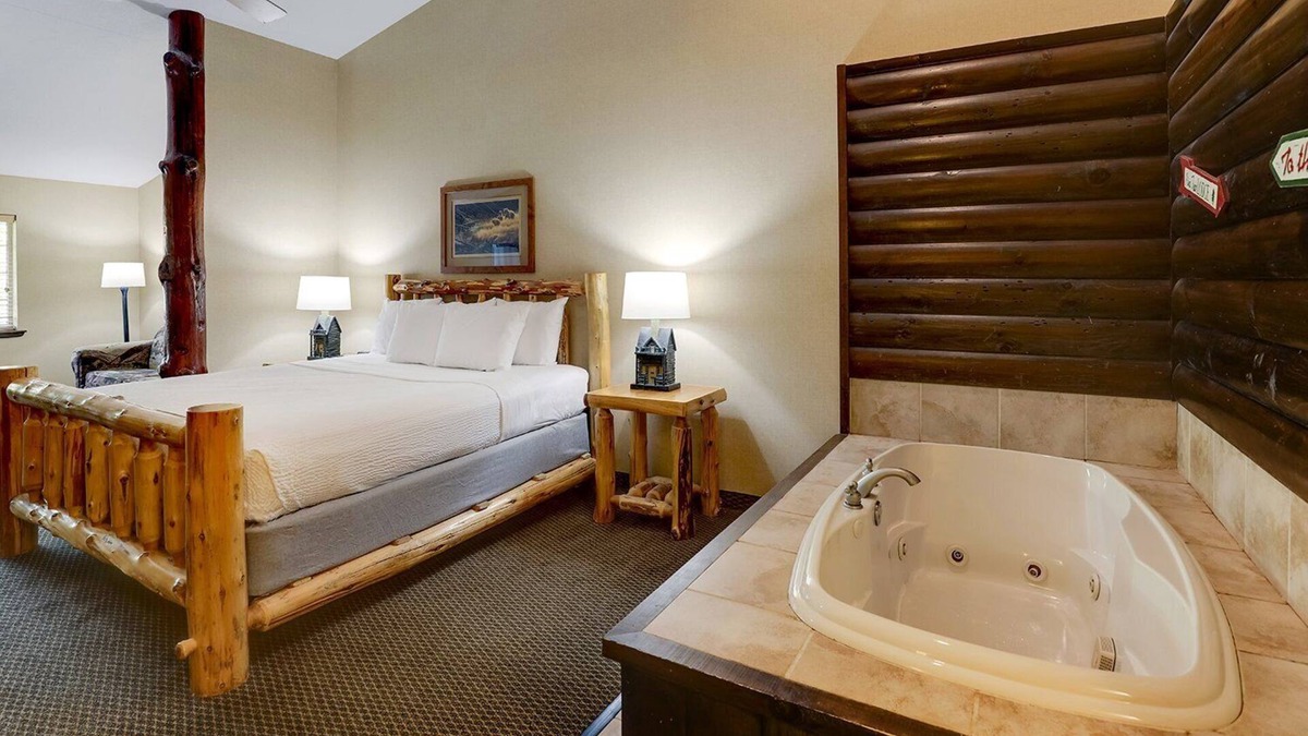 Johnston Hotel | Rustic Retreat w/Indoor-Outdoor Pool, Whirlpool & Free Breakfast