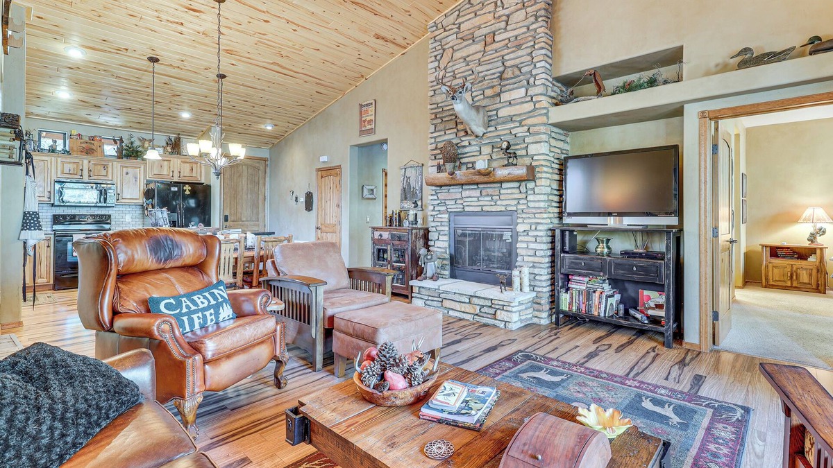 Torreon House | Rustic Retreat w/Spacious Deck in Show Low!