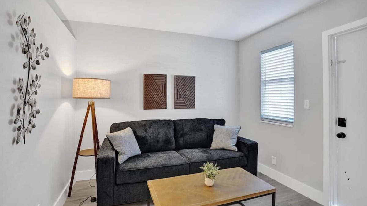 Poinciana Park Apartment | Rustic Retreats: 1BR for 4 guests minutes from Las Olas