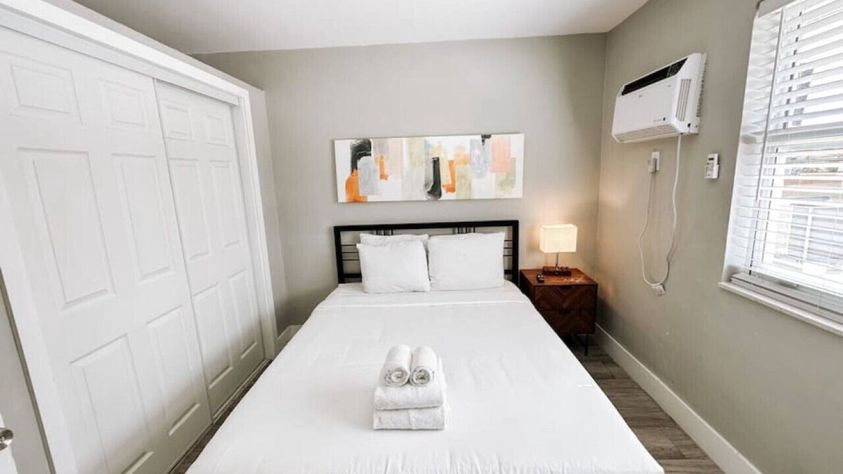 Poinciana Park Apartment | Rustic Retreats: 1BR for 4 guests minutes from Las Olas