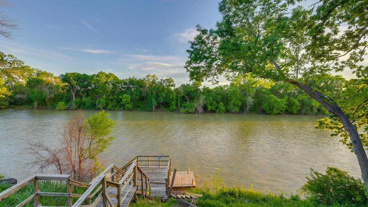 Waco Apartment | Rustic River Cabin w/Dock + Covered Deck!