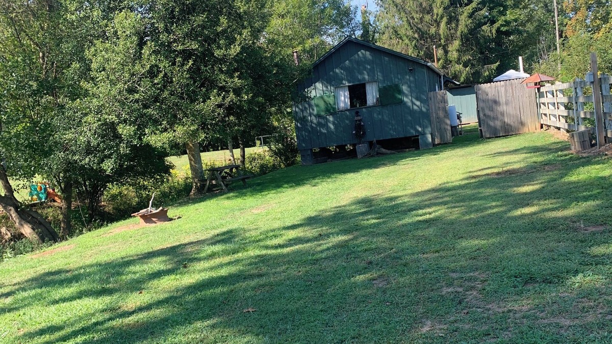 Davisville Cabin | Rustic River Front cabin 5 minutes away from I77 & 10 minutes from town.