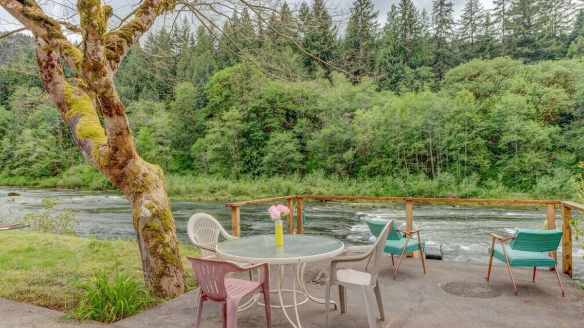 Oregon Coast Cabin | Rustic riverfront cabin near Florence