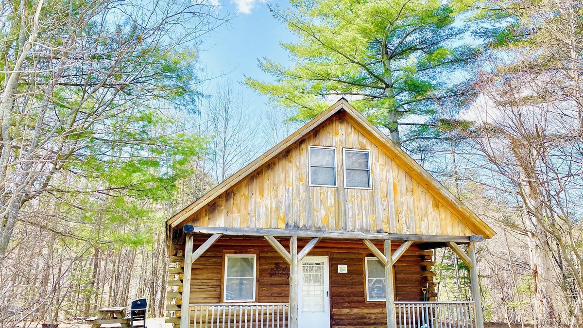 Twin Mountain Cabin | Rustic riverfront cabin- 15 minutes from the Cog Railway and Crawford Notch.