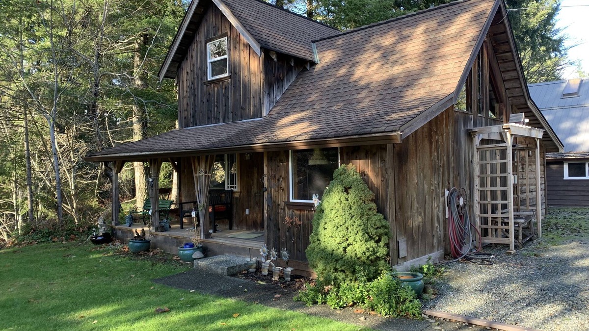 Courtenay Cabin | Rustic riverside cabin with easy access to town, trails and Mt Washington
