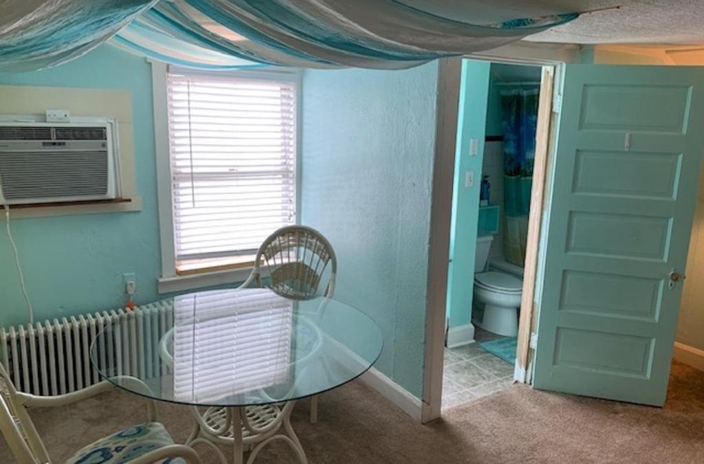 Cottage Line Apartment | Rustic Rooftop Delight - Bay Front apts