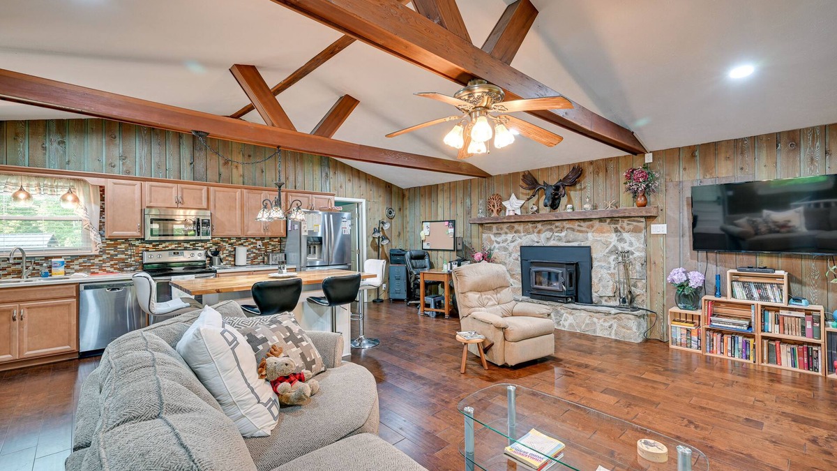 Russell Springs House | Rustic Russell Springs Home Near Marina & Lake!