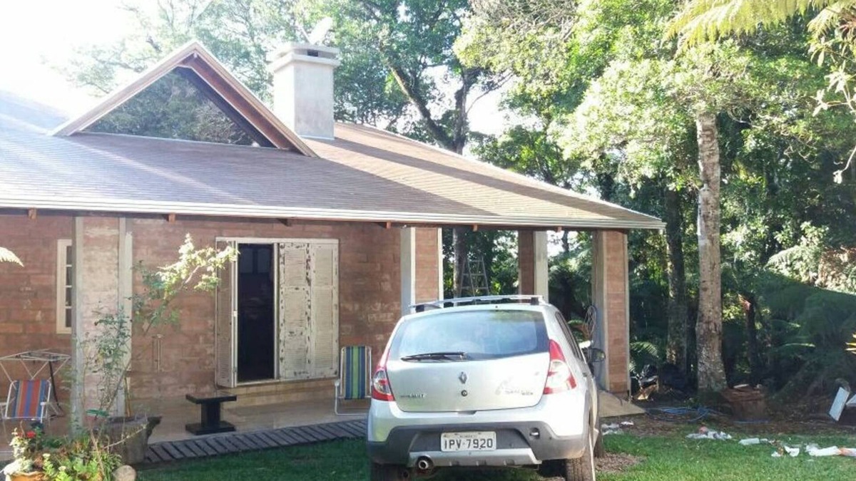 Sao Francisco de Paula House | Rustic Stone House in Condominium.