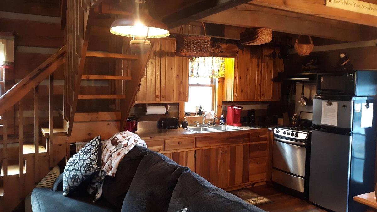 Warrensville Cabin | Rustic, Secluded Cabin-Walk to River-Hot tub-Close to Downtown West Jefferson
