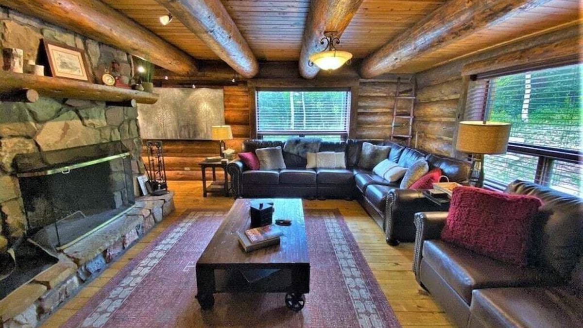 Purgatory Cabin | Rustic & Spacious Log Cabin w/Private Hot Tub, Amazing Views, 4 Miles to Ski