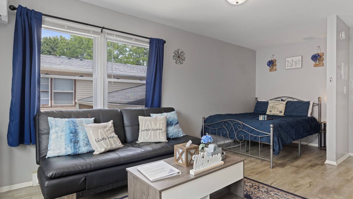 Aurora Apartment | Rustic Spacious Studio/Aurora area/Sleeps 2/Pet Friendly/FREE WI-FI & Parking