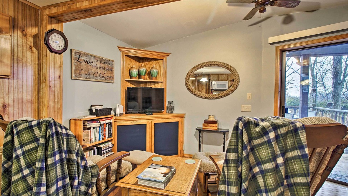 Umber View Heights Cabin | Rustic Stockton Lake Cabin Half Mile to Boat Ramp!