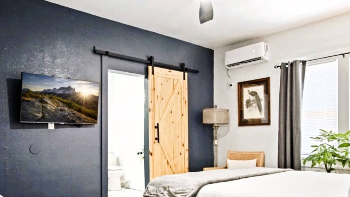 Central Oklahoma City Apartment | Rustic Studio Rain Shower 3min-asian Dist
