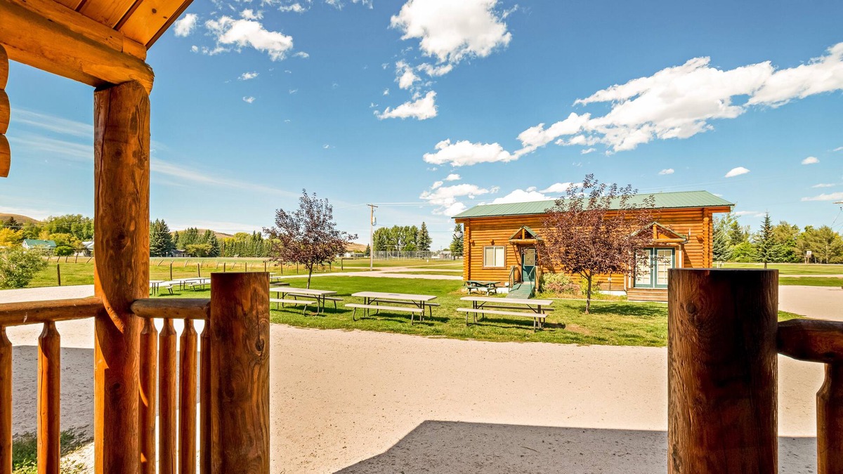 St. Charles Cabin | Rustic studio w/ a kitchenette plus shared sports courts, grills, & more