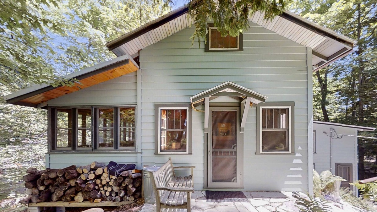 Frankfort Cottage | Rustic-style cottage w/full kitchen, near town, Lake Michigan access, & WiFi