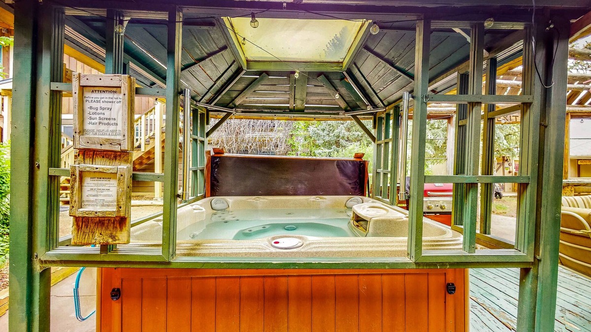 Cedaredge Cabin | Rustic suite cabin, mountain view, hot tub access