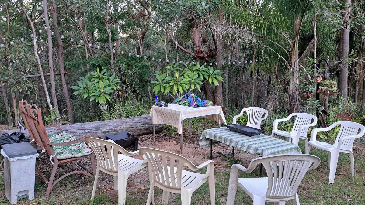 Mount Crosby House | Rustic Sunflower 2 : A Large Queensland Style homestay. Family&Pet Friendly!n