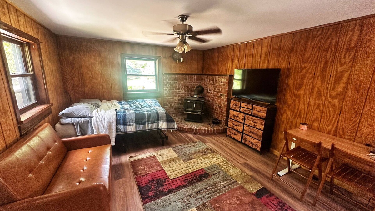 Berkeley Springs Cabin | Rustic Tabor Woods Cabin near Cacapon State Park w/Patio, Grill