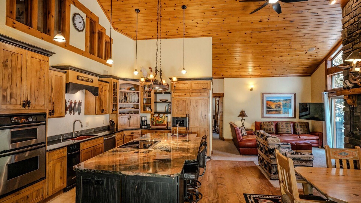 Donnelly Cabin | Rustic Themed Cabin with Starlink. Walk/Snowmobile to lake from house. Ice Fish