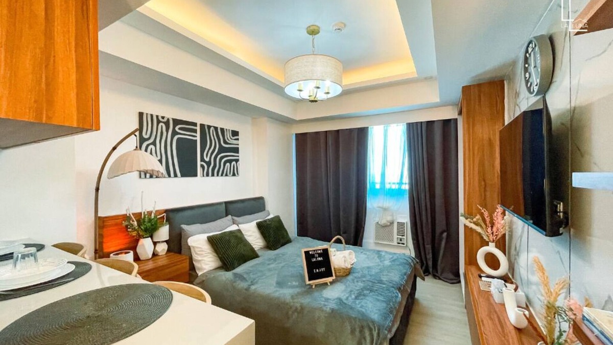 San Fernando Condo | Rustic-Themed Studio with Mt. Arayat View, Instax, Netflix, Karaoke & Boardgames