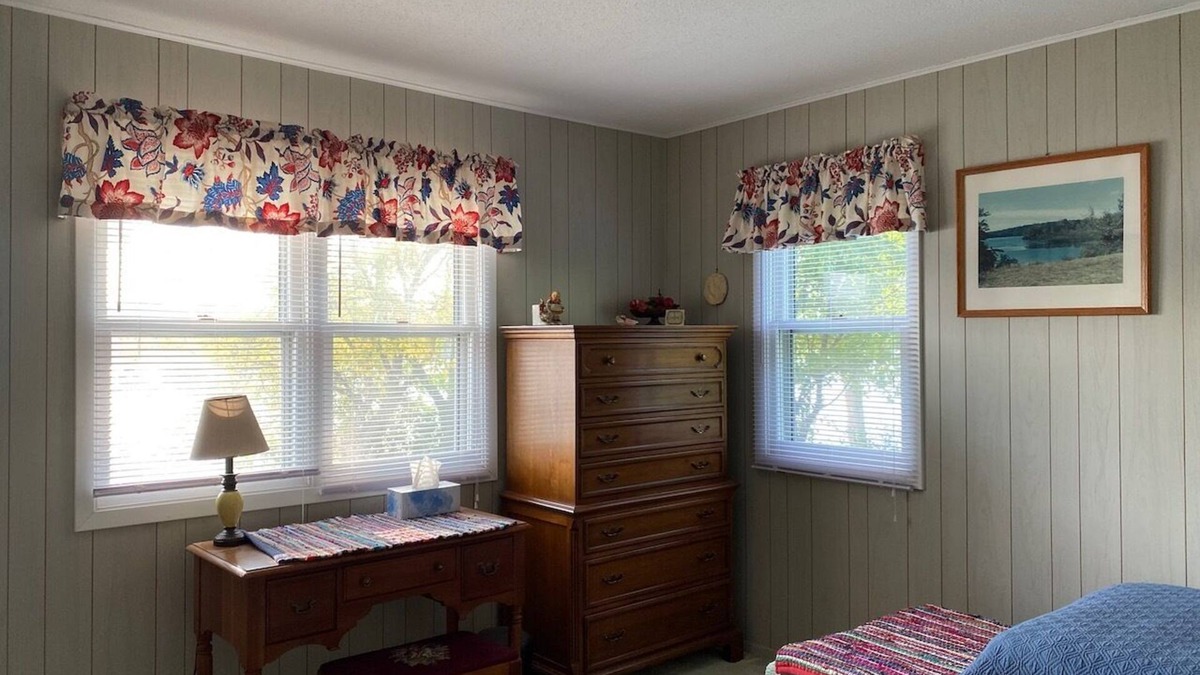 Nashua Cabin | Rustic Three Bedroom Cabin with 28 Foot Dock on Cedar Lake - Nashua, Iowa