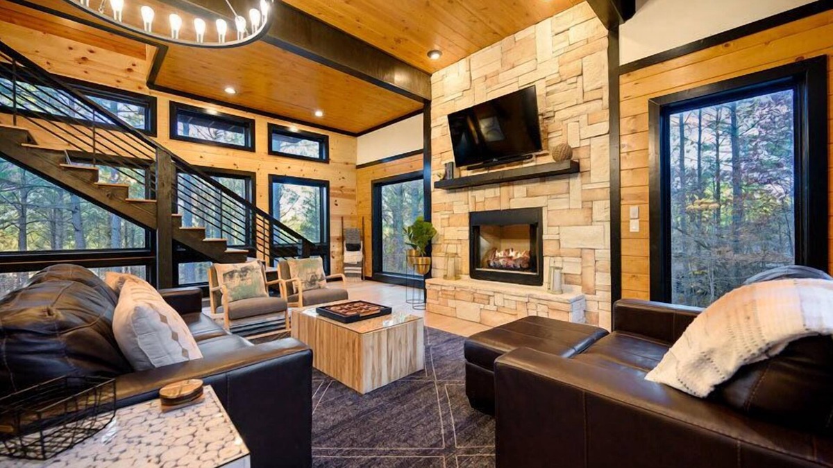 Hochatown Cabin | "Rustic Treehouse" Beautiful Views, Balcony, Hot Tub!