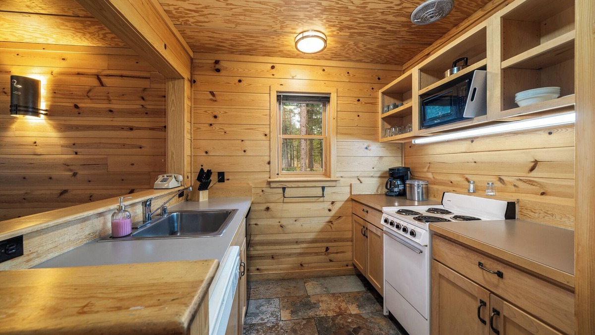 Mazama Cabin | Rustic Two Bedroom Cabin