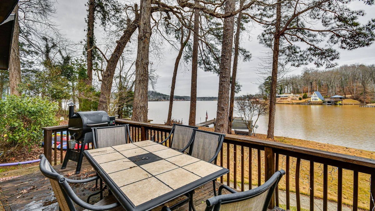Valley Cottage | Rustic Valley Cottage w/Swim Dock on Lake Harding