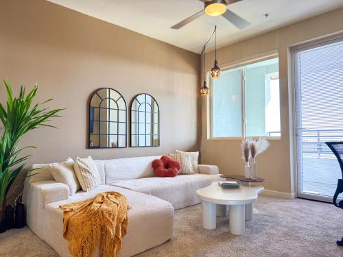 Mid-Wilshire Apartment | Rustic Vibe in LA Free Parking 10 Min to Cedars