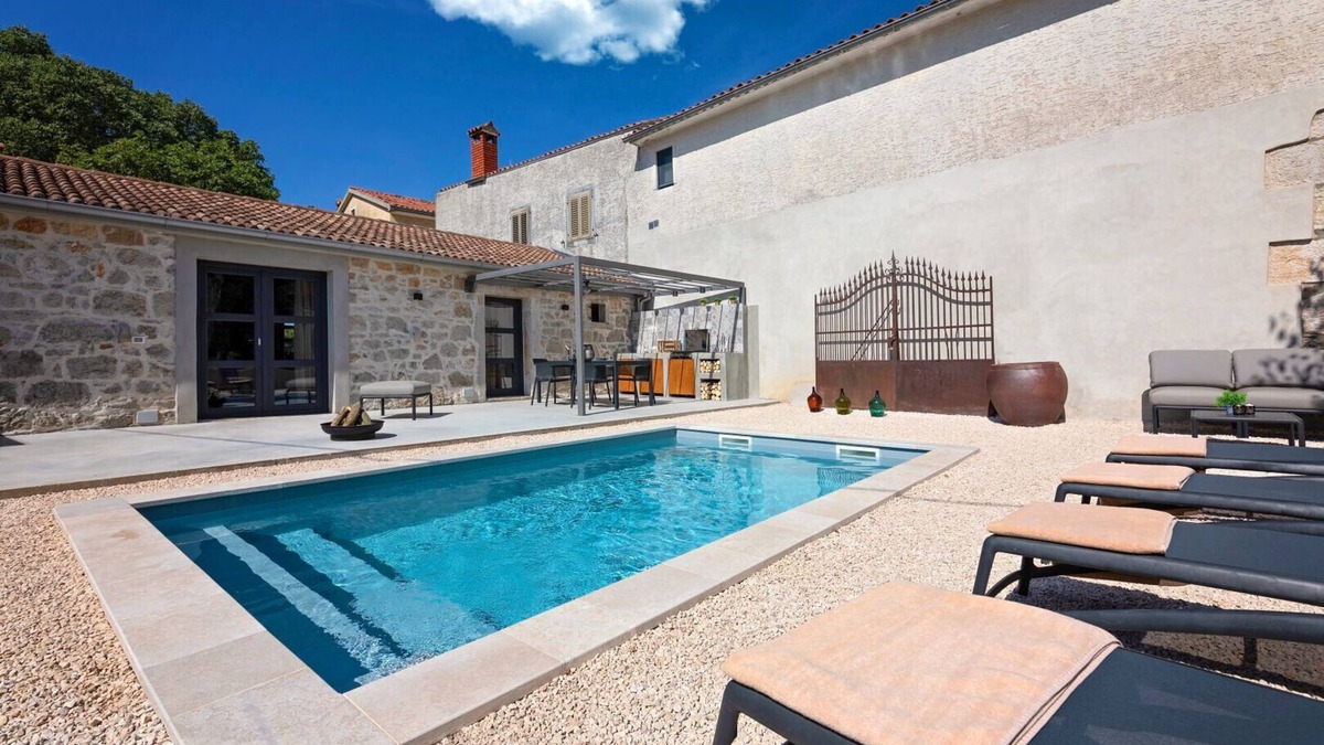 Vrznaveri Villa | Rustic villa Dvori with outdoor pool in Porec