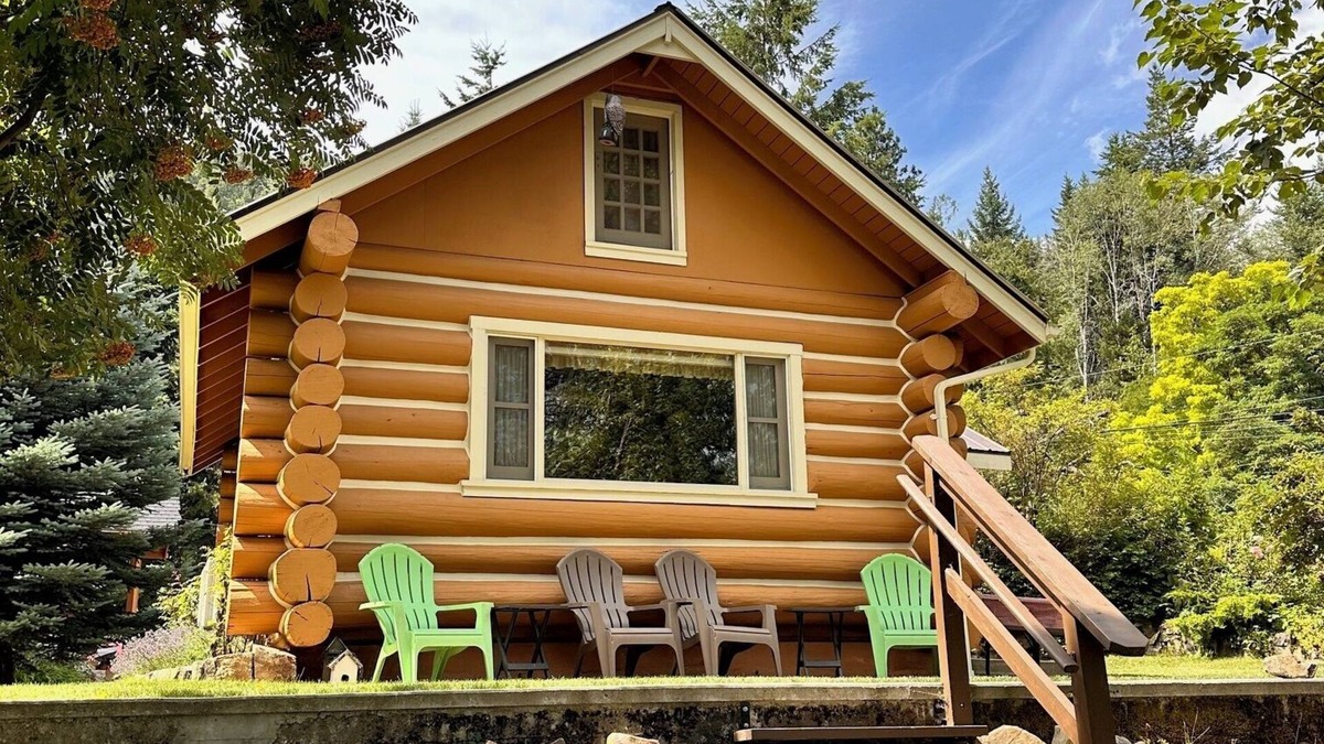 Kaslo Cabin | Rustic Waterfront Log Cabin