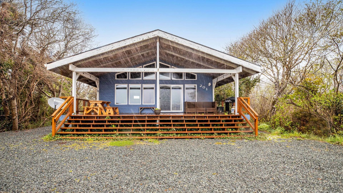 Rockaway Beach Cabin | Rustic waterfront woodland lodge w/impressive lake views from patio