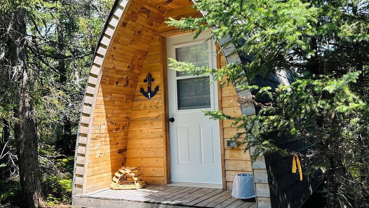 Port Blandford Cabin | Rustic Wave Cottages-Glamping Pod #1