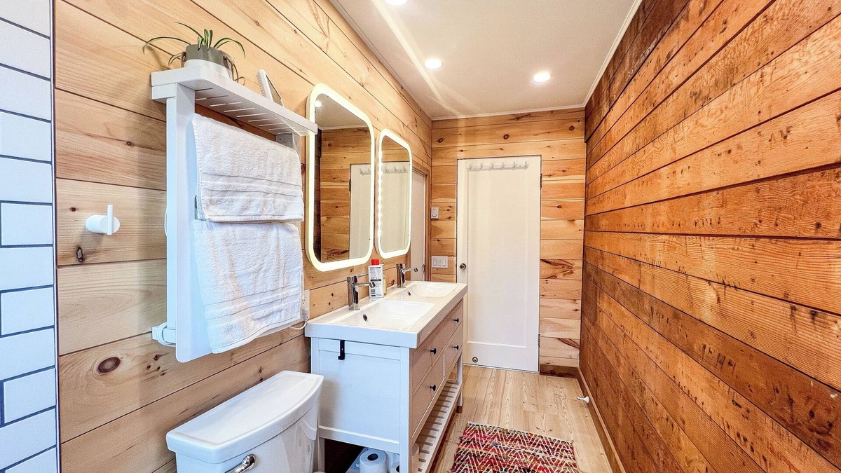Bainbridge Island House | Rustic Wildflower Retreat. Charming historic 2BR on Bainbridge near beach w/AC
