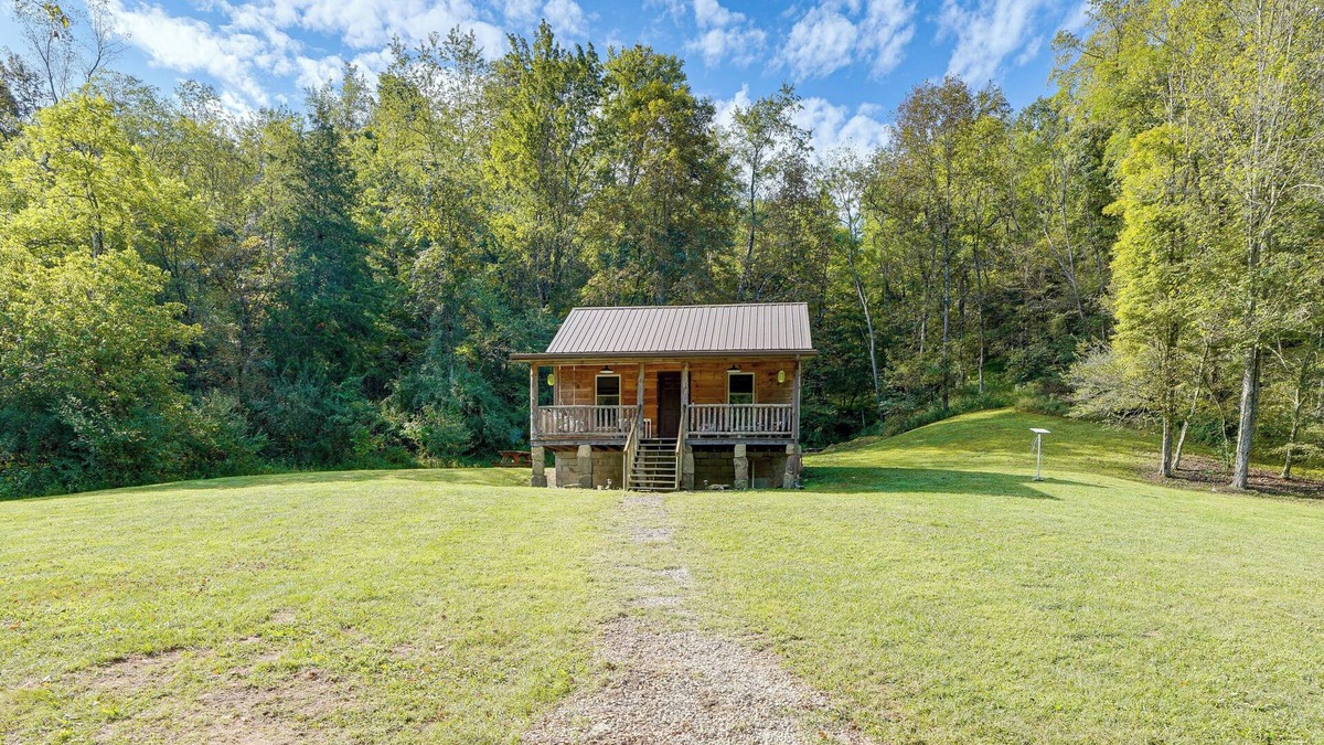 Palestine Cabin | Rustic, Woodsy Cabin in Palestine w/Pool Table!