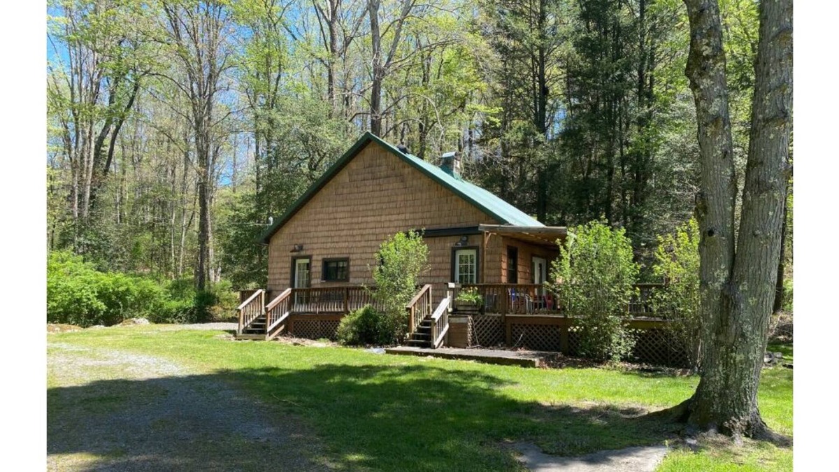 Fayetteville House | Rustic, yet modern Cabin Escape