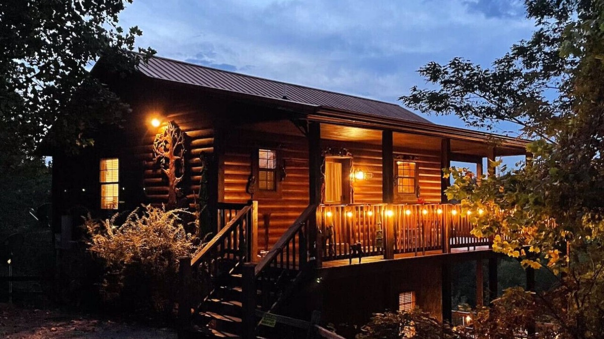 Gatlinburg - Pigeon Forge Cabin | RusticCabin HotTub Firepit, Views, PetFriendly