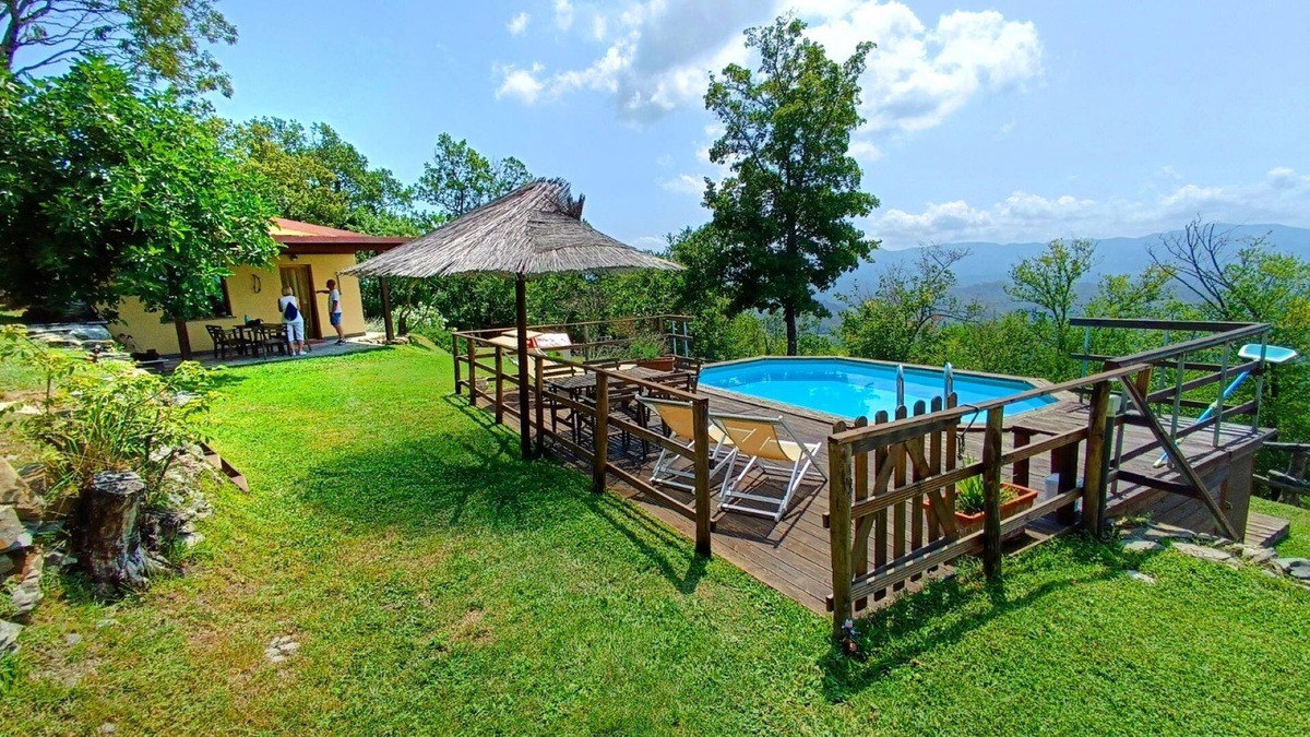 Licciana Nardi Villa | Rustico farmhouse with garden and swimming pool in a hilly area