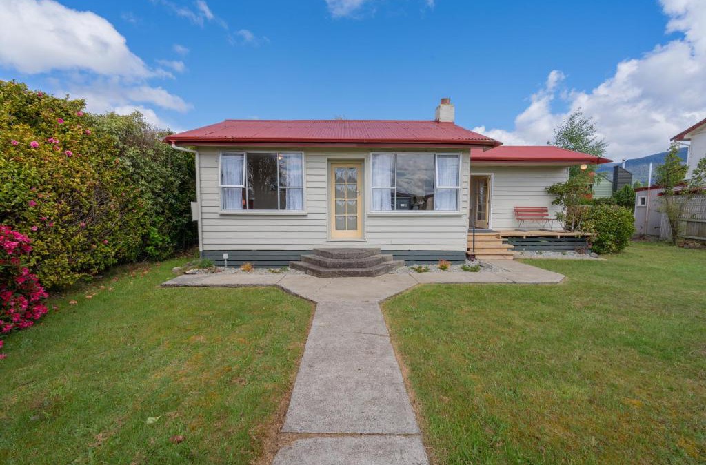 Te Anau House | Rustlein Cottage - Te Anau Holiday Home