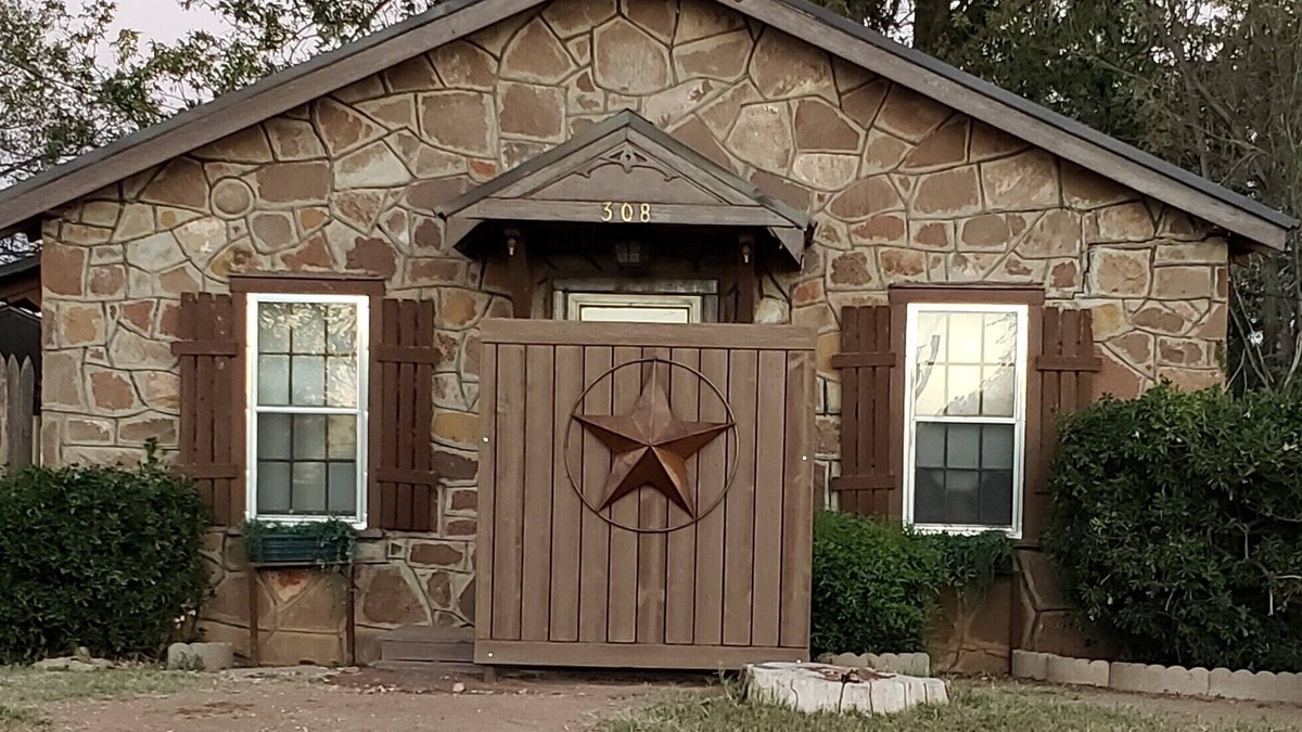 Post House | RUSTY'S COTTAGE A COZY GET- A- WAY