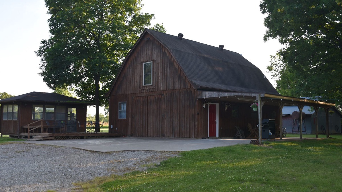 Thompson Cabin | Rut & Strut Ranch - 35 minutes from Mark Twain Lake! Quiet Cabin in the woods