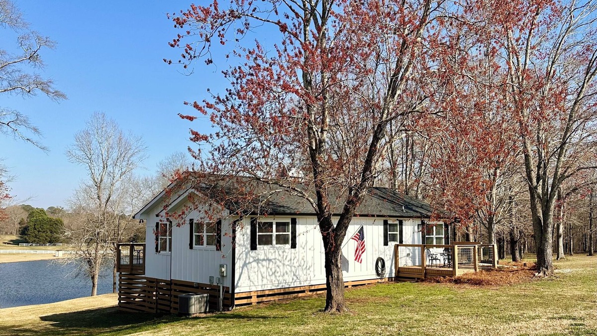 Griffin House | Ruth's Cottage at Addis Acres/Newly Renovated/Firepit/Private Pond/2BR/2BA/Deck