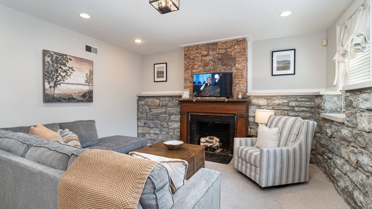 Rutledge Hill House | Rutledge After Dark - Walk to Broadway & The Gulch