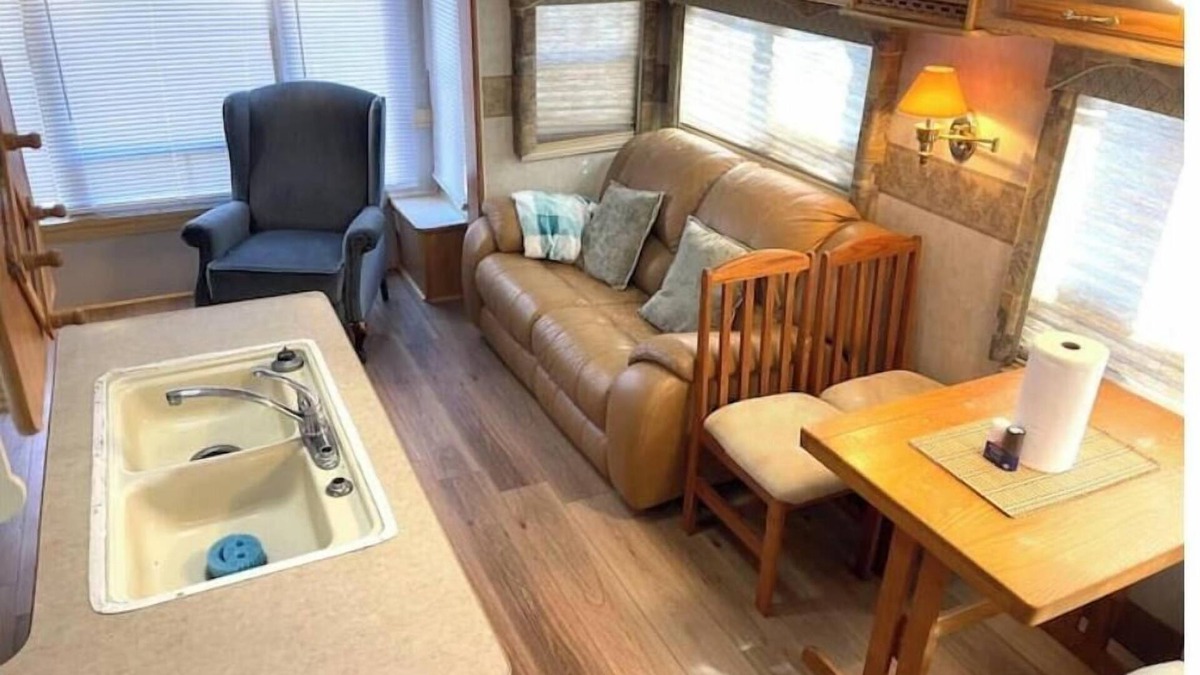 Onalaska House | RV#3, 3 slides, covered deck, lake activities