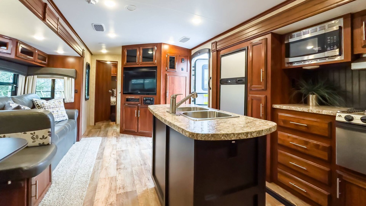 Kenora Resort | RV 6 Spacious Bunkhouse w/Gaming Chairs w/Privacy