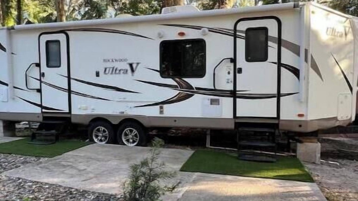 Lake Panasoffkee House | RV camper in a peaceful place